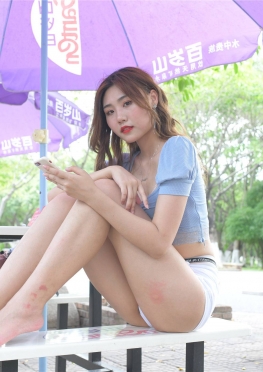 74732街上脱袜子的紧身超短热裤短裤长腿极品美女视频