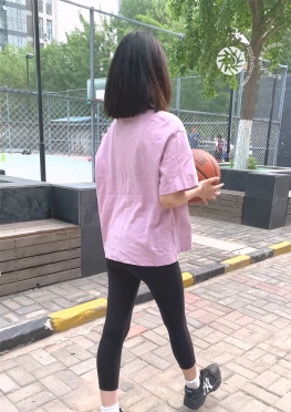 63873魔镜街拍第一站打篮球的黑色紧身瑜伽裤长腿女孩视频
