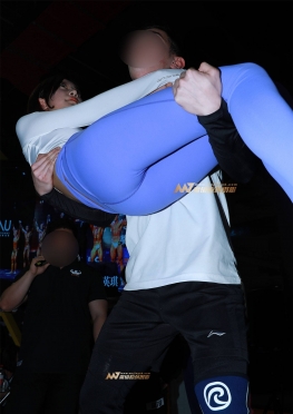 你渴望力量吗？紧身瑜伽裤长腿美女图片