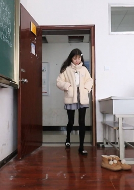 71927-71928在教室里短裙黑丝足长腿美女同学视频