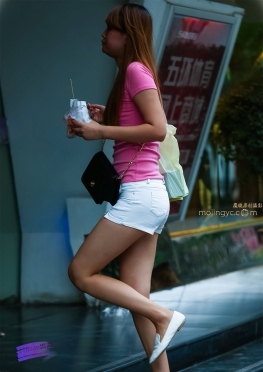 傍晚短裤，丰腴长腿小姐姐