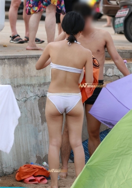 白泳装比基尼长腿女孩