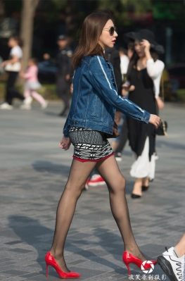 黑S 红色高Gen【25P】魔镜街拍第一站逛街的短裙黑丝长腿美女套图，性感红色高跟鞋女孩很时尚！
