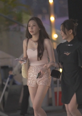 71597-71598和朋友逛街的亮晶晶的短裤长腿美女视频