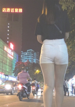 66263晚上逛街的白色紧身热裤长腿女孩大白腿小姐姐视频