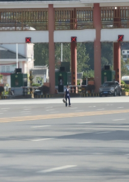 DXG-S052【559P】约到收费站的制服小姐姐拍照，短袜女孩