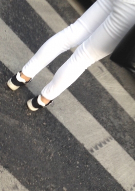 58852-58853逛街的白色紧身裤翘臀美女视频
