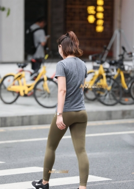 绿色健身裤少妇