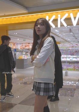 72544和jk短裙长袜美女同学一起逛商城视频