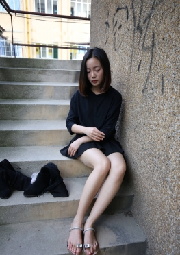 DXG-S004【308P】楼梯老演员了，皮肤白皙的长腿女同学