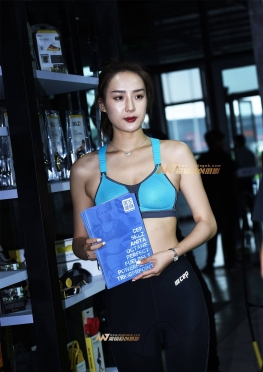 促销的黑色紧身瑜伽裤长腿翘臀女孩