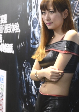 72046展会现场的皮短裤长腿模特小姐姐视频