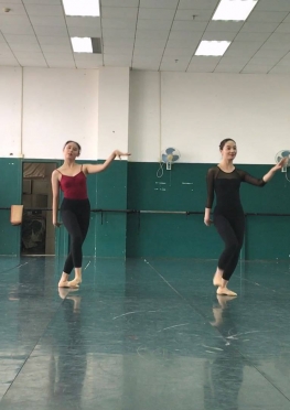 72600舞蹈室跳舞的长腿美女同学视频