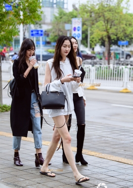 街拍vip2018深圳时装周-雪白的大长腿模特