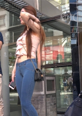 75105逛街的蓝色紧身牛仔裤长腿美女视频