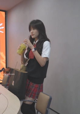 72541我的jk短裙女同事在想什么呢？长筒袜小姐姐视频