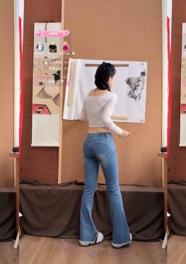 75607-75612画画的紧身牛仔裤美女视频