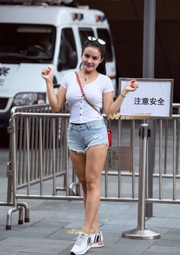 真空翘Tun辣妈，街拍紧身牛仔裤美女图片