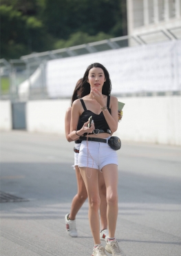 384白色Rk【68P】三位超短白色紧身热裤短裤长腿女孩套图