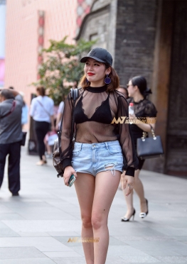 热裤透视装长腿美女逛街