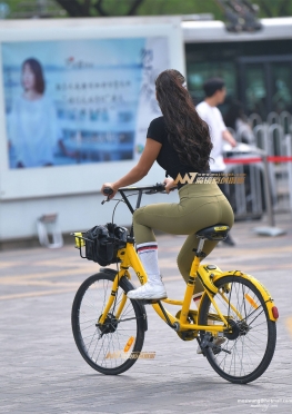 街拍美女小腰好细身材超棒，紧身裤长腿霞姐