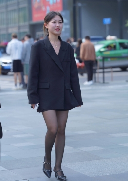 西装外套消失HS【85P】逛街的黑丝足大长腿美女套图