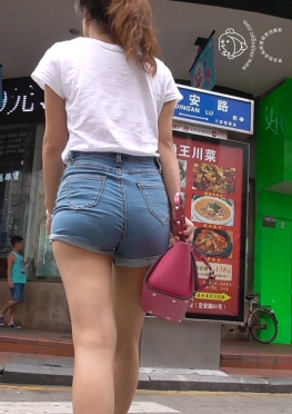 59109逛街的蓝色牛仔热裤翘臀大长腿美女视频