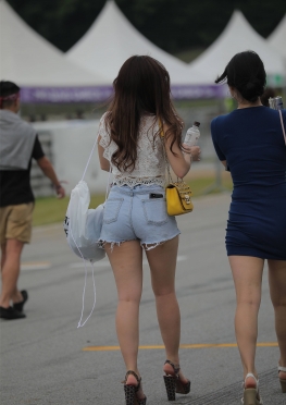 45NZR裤【49P】逛街的牛仔热裤长腿小姐姐套图