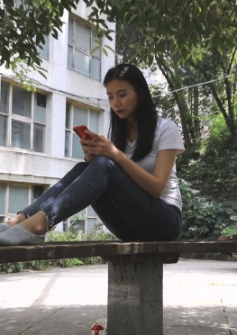 71863校园里换袜子的紧身牛仔裤长腿美女同学视频