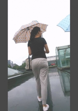 65409街拍第一站撑雨伞的紧身裤长腿美女视频