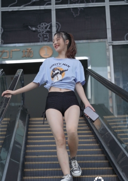 攀岩的黑色短裤【711P】魔镜街拍第一站黑色短裙长腿美女