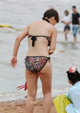 海边的豹纹泳装小姐姐