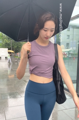 61627魔镜街拍第一站撑雨伞的紧身裤翘臀美女视频