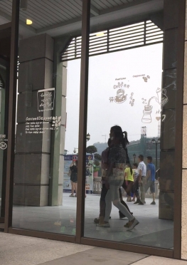 75129街拍逛街的白色紧身裤小姐姐视频