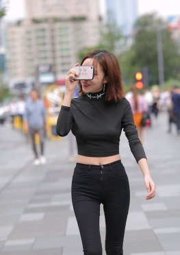 72063街拍逛街的黑色紧身牛仔裤美女视频