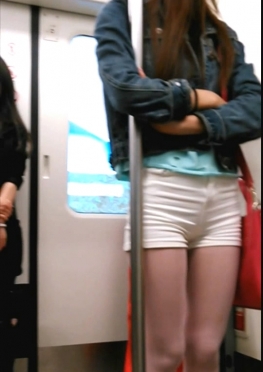 58810乘地铁的白色热裤翘臀大白腿美女视频