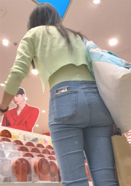 75059逛商场戴口罩的紧身牛仔裤美女视频