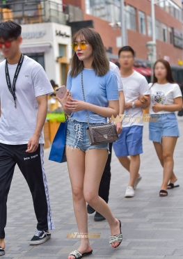 性感三角热裤小妹，逛街的大长腿短裤小姐姐