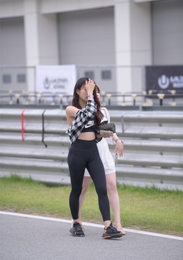 55-HS瑜JK【25P】和闺蜜闲逛的黑色紧身裤长腿女孩