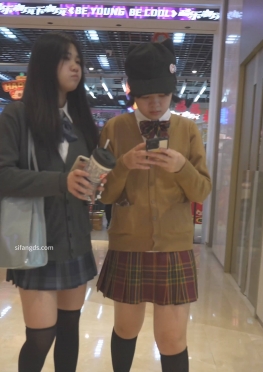 72543跟着两位jk短裙长袜女同学去逛商城视频