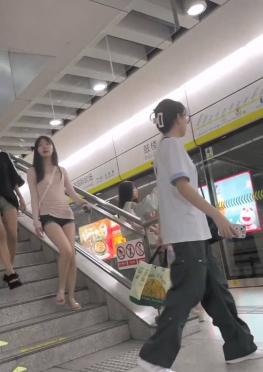 73860逛商场的超短紧身热裤短裤大白腿极品美女视频