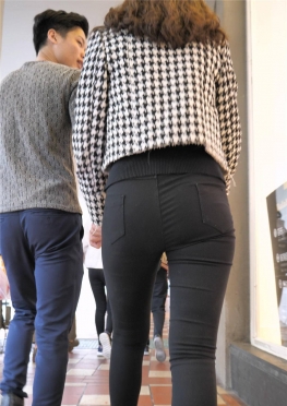 75101逛街的黑色紧身裤长腿美女视频