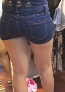 75136-75140搭讪服装店的紧身牛仔热裤短裤老板娘美女视频