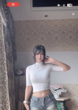 75598爱跳舞的超短紧身牛仔热裤短裤大长腿肉丝美女视频