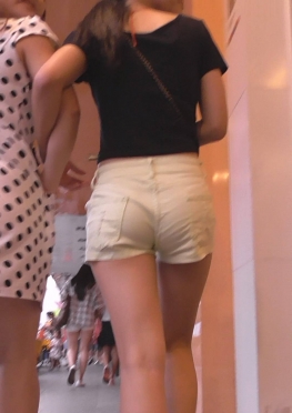 71966街拍逛街的白色紧身热裤短裤长腿美女视频
