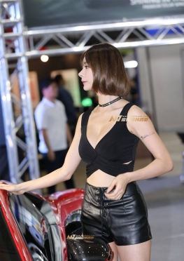 怎么这么好看 皮短裤大白腿女孩