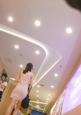 72084一个人逛商场的短裙长腿美女视频