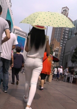 59110撑伞逛街的白色紧身裤翘臀长腿美女视频