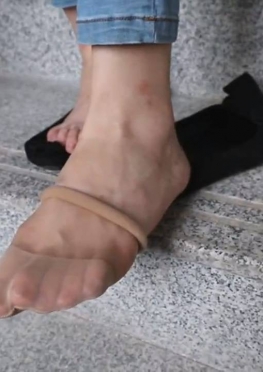 71921教室楼梯上的肉丝足长腿美女同学视频