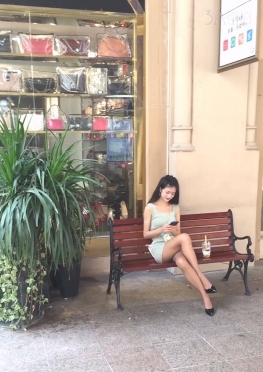 72692逛街的绿色短裙长腿美女视频